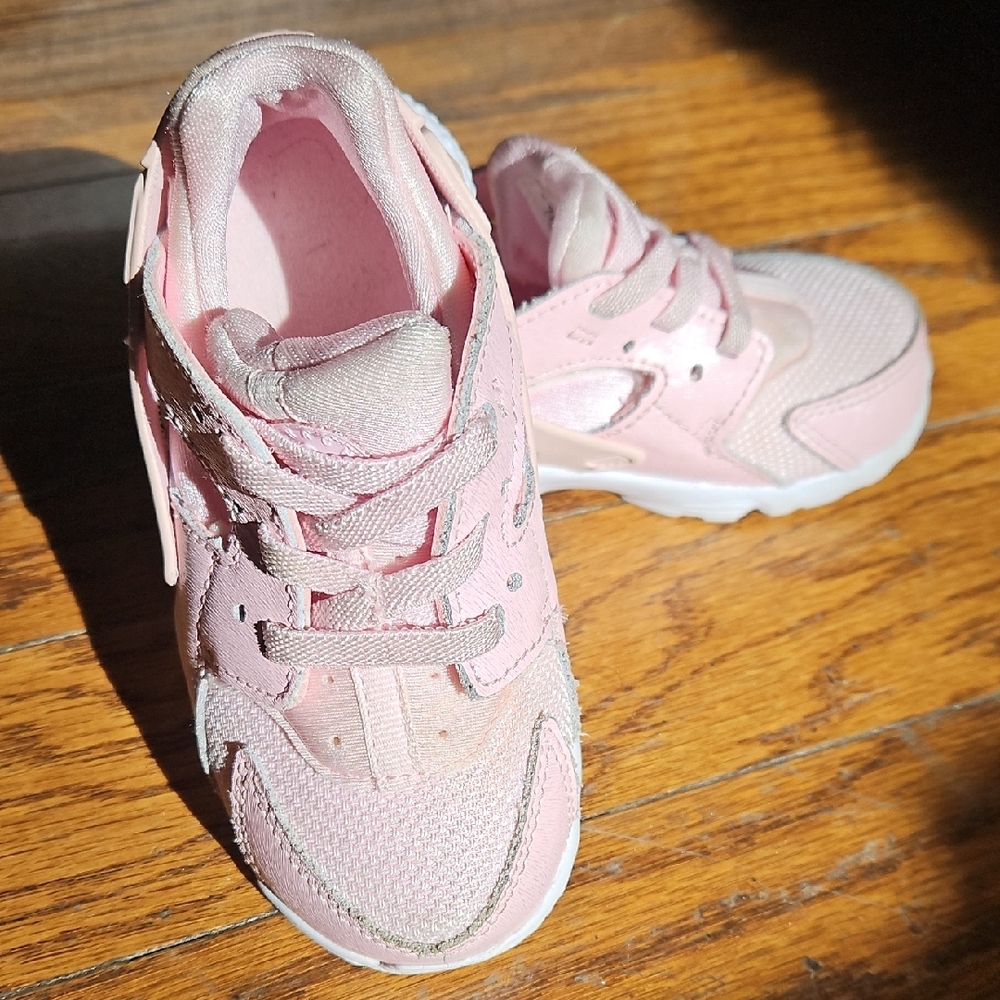 Nike Kids Sneakers in Light Pink